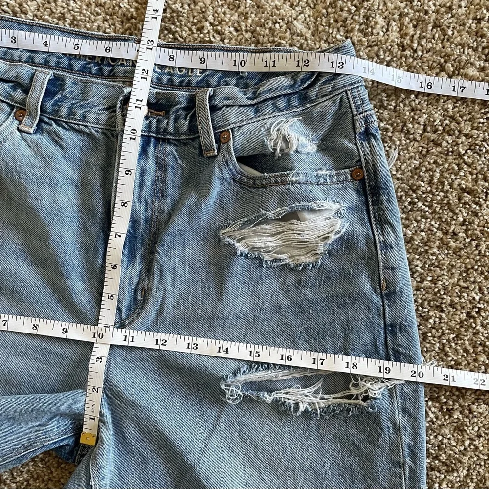 American Eagle Relaxed Mom Jeans Women’s 6 Long Blue Light Wash Tapered Ripped - Picture 12 of 16